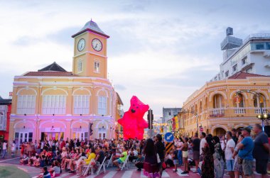 27 Ocak 2023 Phuket, Tayland. 2023 Phuket Festivali 'nde kalabalık insanların olduğu koloni mimari binasının ışıklandırılmasıyla manzara gece görüşü