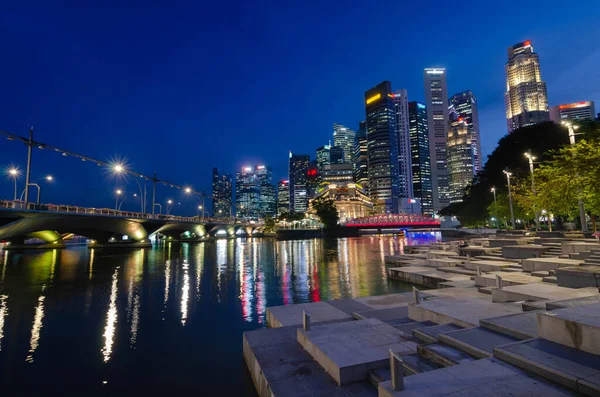 싱가포르의 비즈니스 지구에 마리나 프론트 지역의 밤에는 빌딩이있는 싱가포르 스카이라인 — 스톡 사진