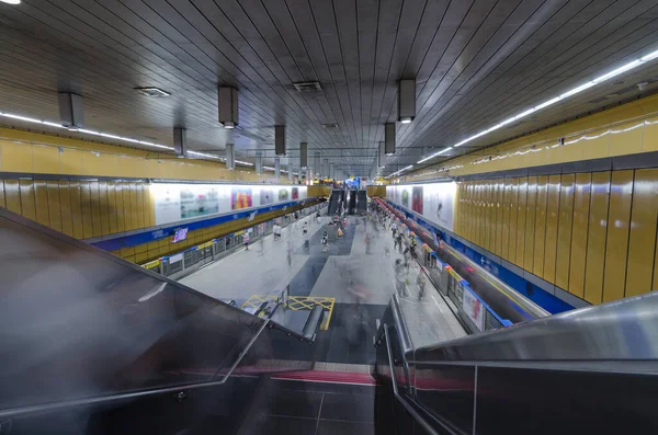 기차가 도착하고 타이베이 지하철역에서 Speed Passenger에서 플랫폼에서 출발하는 혼잡한 여객의 — 스톡 사진