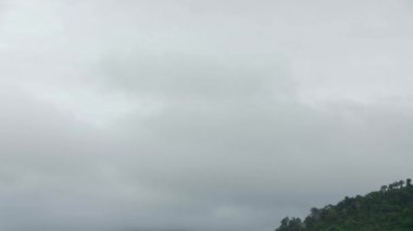 Gün batımında gün batımında sisli ve nemli dağ sırasının zaman aralığı. Sis hareket ediyor, doğal yeşil arkaplan zaman aralığı.