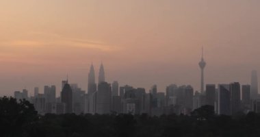 Kuala lumpur şehir merkezinin zaman çizelgesi şehir merkezi bölge bölgesi birçok gökdelen binası yüksek modern stil kuleleri güzel günbatımı gündoğumu aydınlatma gökyüzü, KL manzarası