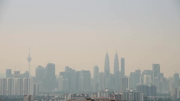 4K吉隆坡市中心的时差在金融风暴中心地区有许多高楼摩天大楼 空气中充满了浓烟 空气污染在马来西亚地区有污染 — 图库视频影像