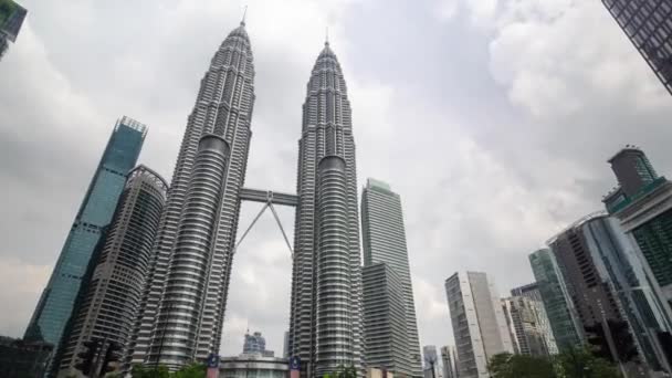 2022 Kuala Lumpur Malaysia Trafikklysskjæring Med Trafikk Fotgjengere Nærheten Petronas – stockvideo
