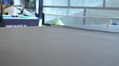 Masaya yakın çekim yaparken masa tenisi, masa tenisi, masa üstünde pinpon topu sekmesi, kapalı alanda spor