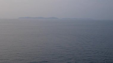 Açık uluslararası denizin doğal manzarası. Phuket bölgesinde güneş doğarken, yolcu gemisinde okyanusta yol alırken. Doğada dolaşmak okyanus manzarası