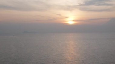 Açık uluslararası denizin doğal manzarası. Phuket bölgesinde güneş doğarken, yolcu gemisinde okyanusta yol alırken. Doğada dolaşmak okyanus manzarası