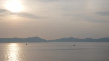 Açık uluslararası denizin doğal manzarası. Phuket bölgesinde güneş doğarken, yolcu gemisinde okyanusta yol alırken. Doğada dolaşmak okyanus manzarası