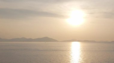 Phuket bölgesinde güneş doğarken açık uluslararası denizin doğal manzarası. Güneş doğarken yolcu gemisiyle okyanusa açılırken. Doğada dolaşmak okyanus manzarası