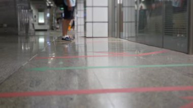 Singapur metro istasyonundaki manzara manzarası kalabalık bir yolcuyla kalabalık bir saatte trenden indikten sonra, Singapur 'un MRT Metropolis Metro' sunda banliyö sakinleri.