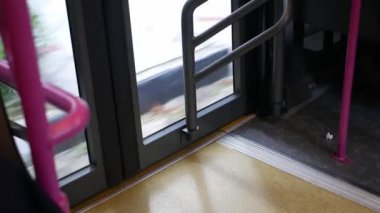 Singapur, Singapur 'da otobüs hareket ederken, Singapur toplu taşıma arkaplan çıkış kapısı alçak açılı görünüm