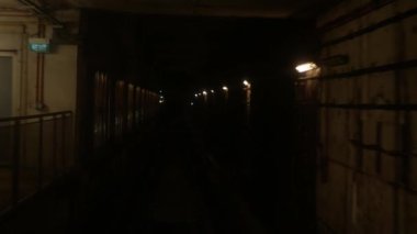 Metro metrosunun kontrol odasından metro metro tren istasyonuna yaklaşırken ön manzara. İstasyona varırken, 4k video görüntüsü ile trenin ön görüntüsü