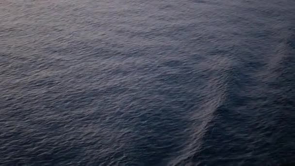 Vista Para Ondas Ondulando Superfície Água Enquanto Navega Mar Ocea — Vídeo de Stock