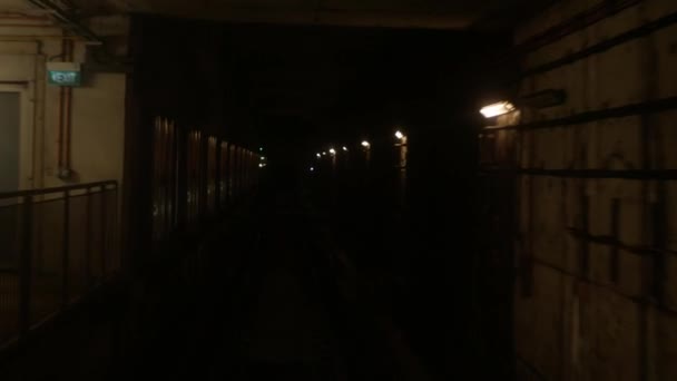 Μπροστινή Θέα Από Δωμάτιο Ελέγχου Του Τρένου Του Μετρό Ενώ — Αρχείο Βίντεο