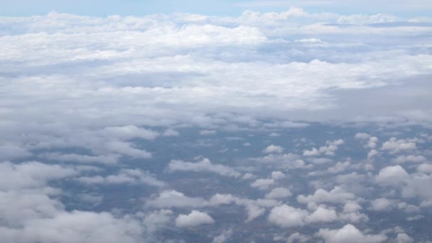Blauer Himmel Mit Weißen Flauschigen Wolken Von Flugzeugflügen Fliegen Über — Stockvideo