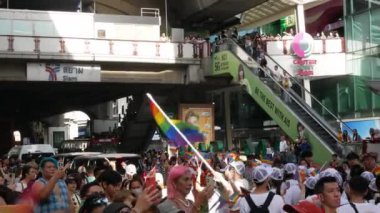 Bangkok, Tayland 'da Haziran 4.2023.Bangkok Gay LGBTQ + Onur Yürüyüşü Festivali ya da Bangkok' un merkezindeki Bangkok Onur Festivali 2023. Bangkok Gurur Festivali. Gurur yürüyüşünde eşcinsellerin bayrağını sallayan kalabalık