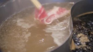 Etli shabu 'yu sebzeyle kapatın. Yemek çubuklarını da et dilimleyip haşlanmış çorba yapın. Japon Asya usulü lezzetli, sağlıklı, Shabu yemeği.