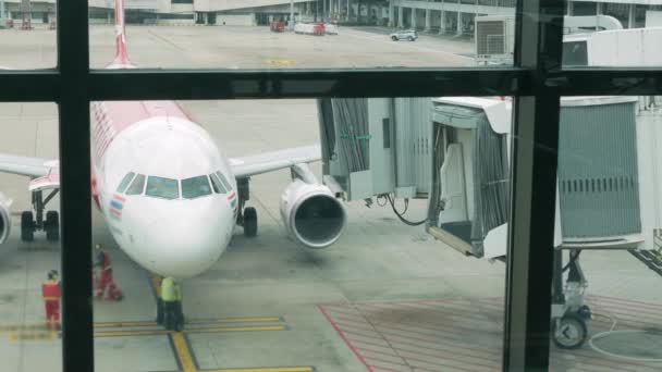 Serviços Assistência Escala Aviões Chegada Enquanto Estacionam Portão Terminal Chegada — Vídeo de Stock