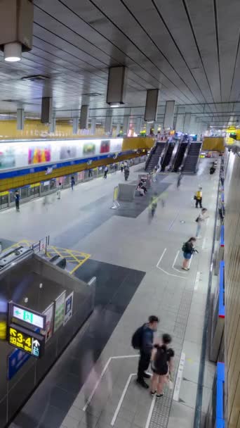 从上往下俯瞰拥挤乘客在地铁到达并在繁忙时间离开站台时在台北地铁站下车的垂直时间 — 图库视频影像