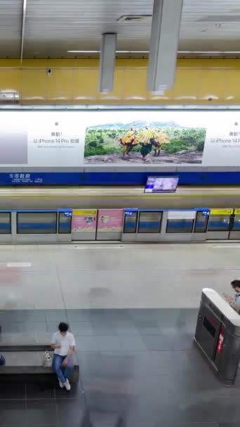 7월30 2023 타이페이 타이완 혼잡한 승객의 Timelapse보기 도착하는 지하철 기차에서 — 비디오