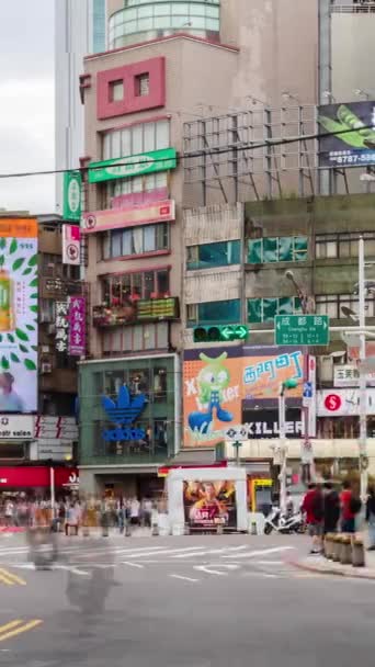 7月30日 台北西门子街的垂直距离路景 有许多商店和行人在台北购物区附近行走 — 图库视频影像