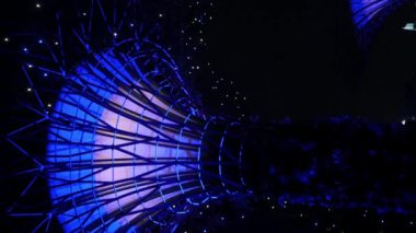23.2022.Singapore. Süperağaç modern mimari ağaç tasarımına dikey bir bakış açısıyla ışık altında Singapur 'daki ünlü Bay durağı Garden' da performans gösterirken ışık altında