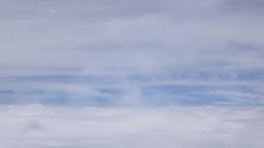 Mavi gökyüzü ve uçak uçuşundan kabarık bulutlar güneşli bir günde bulutların arasından geçer ve sıcak yaz zamanı atmosferde hareket eder. Bulutlar doğal arkaplandadır.