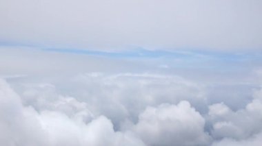 Güneşli bir günde bulutların üzerinde uçuşan beyaz kabarık bulutlu mavi gökyüzü ve sıcak yaz mevsiminde atmosferde hareket eden bulutlar. yaz bulutları doğal arkaplan