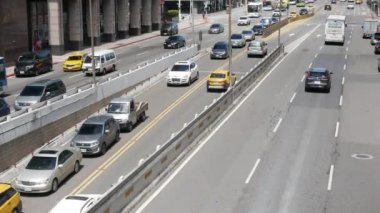 27 Temmuz 2023.Taipei, Tayvan.sokak manzarası yaya ve araba trafiğiyle kesişme noktasında yüksek binalarla çevrili trafik yaz saatine kadar. Taipei 'de şehir hayatı