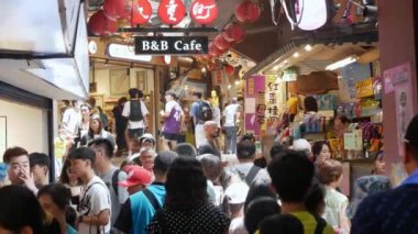 27 Temmuz 2023.Keelung, Tayvan.Manzara Jioufen 'in eski köyünde yürürken insanların manzarası, kalabalık turistik gıda caddeleri