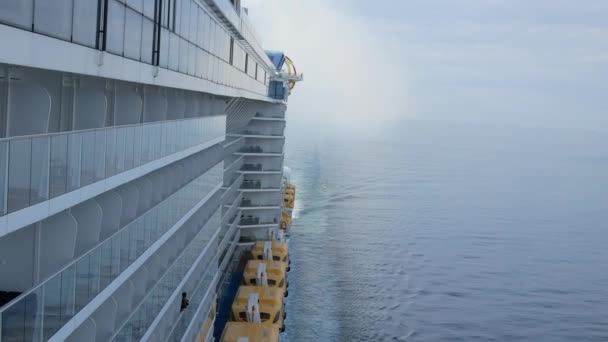 Uitzicht Achterkant Van Het Cruiseschip Vanaf Het Voordek Met Zijaanzicht — Stockvideo
