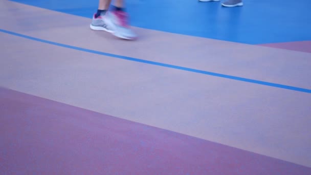 Pohled Běžící Jogging Trať Osobní Výletní Lodi Lidmi Cvičení Chůze — Stock video