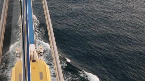 Salva Vidas Navio Cruzeiro Gigante Vista Para Baixo Para Superfície — Vídeo de Stock