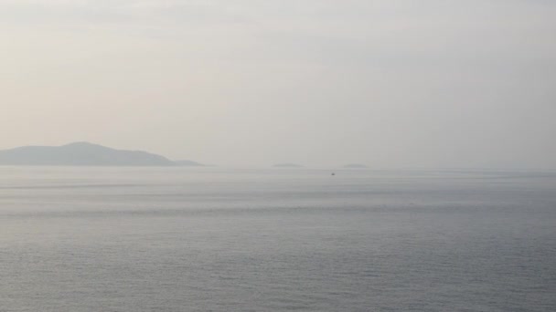 在海上航行的游轮上 俯瞰普吉岛地区开阔的国际海域的自然景观 游览自然景致海洋海景 — 图库视频影像