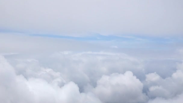 Μπλε Ουρανός Λευκά Αφράτα Σύννεφα Από Την Πτήση Αεροπλάνο Πετούν — Αρχείο Βίντεο