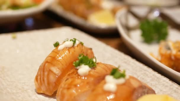 Крупним Планом Вибірковий Фокус Тарілці Японської Їжі Суші Під Час — стокове відео