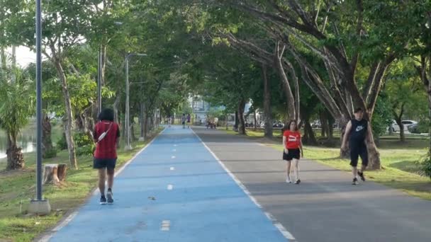 2023年6月15日タイ プーケット夕日の時間にプーケットの中心部の有名な公園 スアンラン公園でランニングトラックでジョギングを実行している人々の風景 — ストック動画