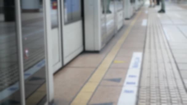 人々がドア タイワン公共交通機関の背景を歩いている間 地下鉄のドアトレイン通勤者のドアゲートへの焦点のぼやけた低い角度の眺めから — ストック動画
