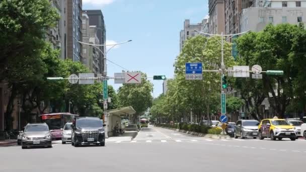 7월27 2023 타이페이 타이완 거리를 붐비는 교차로에서 거리에보기 스트리트 보행자 — 비디오