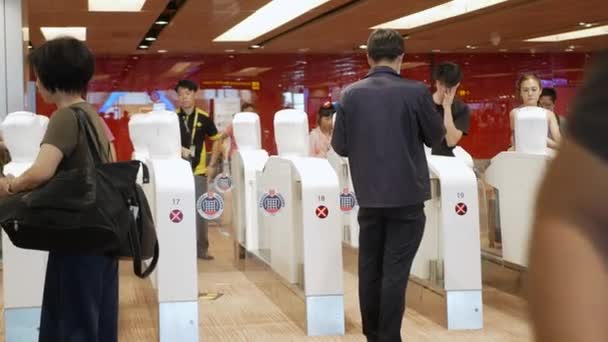 8月2 2023 シンガポール チャンギ空港 空港で移民自動通行システムで通関を通過する乗客 シンガポール空港の自動電気移民 — ストック動画