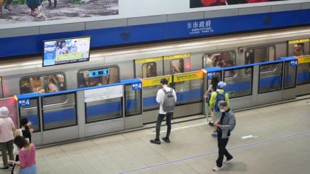 Trem Comutador Chegada Estação Trem Plataforma Metrô Com Multidão Passageiros — Vídeo de Stock