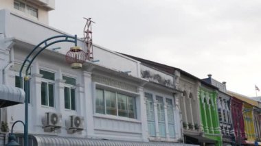 Sabahın erken saatlerinde Phuket Eski Kasabası 'ndaki Güzel Sino Portekiz mimari yapısına bakın.