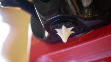 Dondurma makinesini yumuşak servis tarzında kapatın. Bu arada yaz tatlısı için taze süt dondurması konisi yapın.