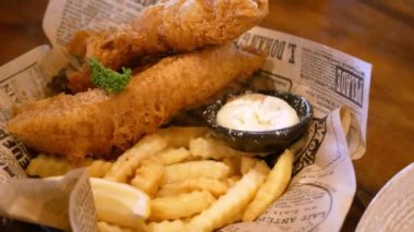Akşam yemeği için tartar soslu balık ve patates kızartması, İngiliz usulü kızarmış kristal balık.