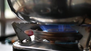 Gaz ocağının açık olduğu sırada gaz ocağının videosunu kapat. Doğal gaz konsepti. Mutfak aletleri mutfak konseptlerinde.
