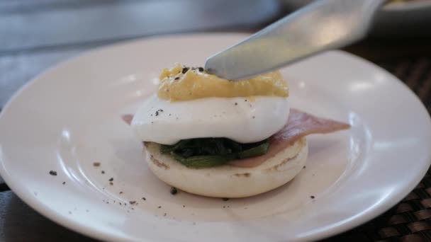 Using Knife Fork Cutting Egg Yolk Eat Egg Benedict White — Stock Video