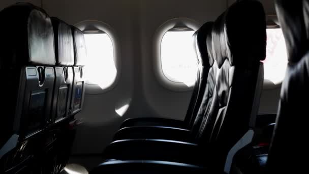 Vista Para Janela Avião Com Assento Vazio Durante Dia Dentro — Vídeo de Stock