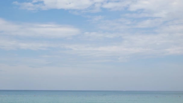 Güzel Tropikal Mavi Gökyüzü Deniz Üzerinde Dalga Plaj Arka Planıyla — Stok video