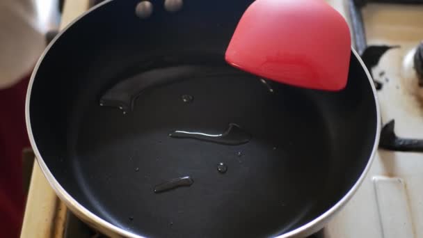 在煎锅准备过程中 靠近煎蛋做饭在家做饭 做饭在家做饭 — 图库视频影像