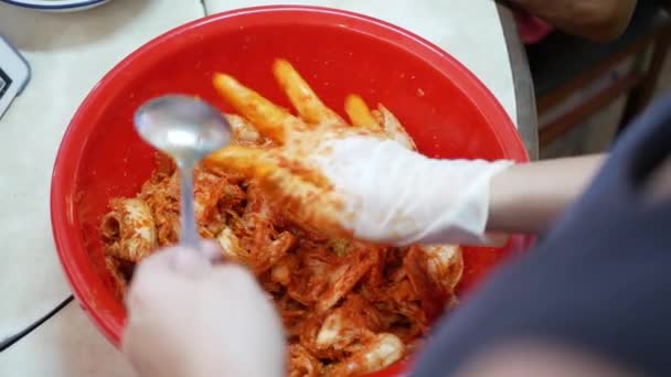 Închideți Procesul Vizualizare Face Kimchi Castron Mare Folosind Mâna Murături — Videoclip de stoc