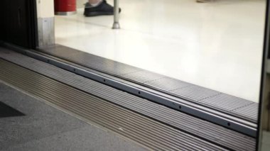 Metro istasyonundan, Taipei metro ulaşımından çıkış kapısını kapatırken metro kapısının alçak açılı görüntüsü.
